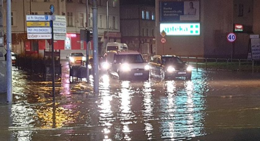 Poważna awaria wodociągu w Legnicy. Zalane ulice i brak wody w kranie