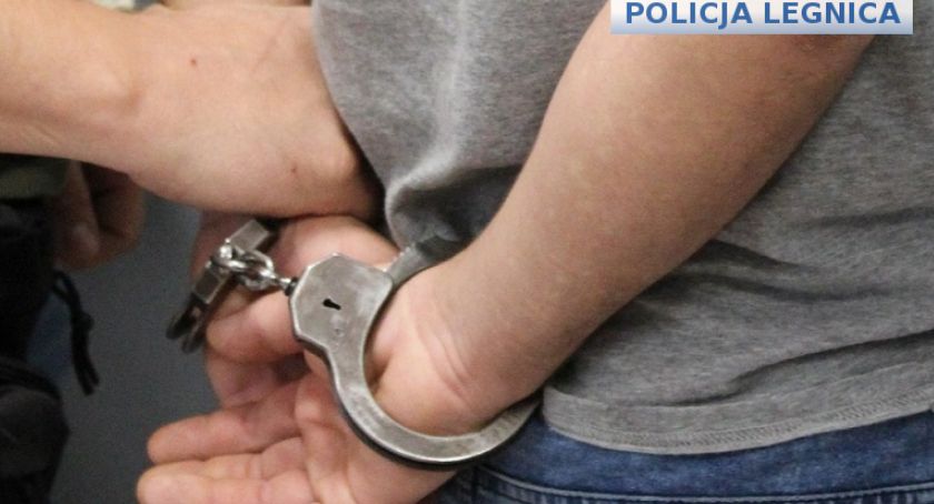 Policyjny pościg za naćpanym 28-latkiem w aucie na lewych tablicach rejestracyjnych  