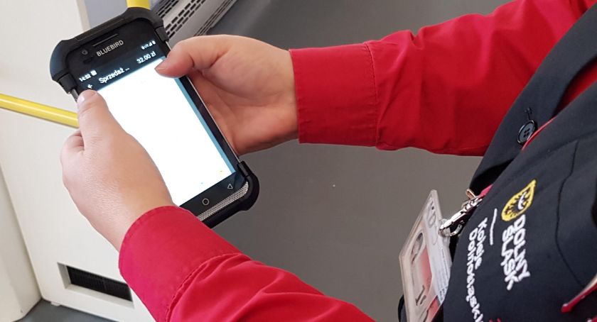 Konduktorzy w pociągach Kolei Dolnośląskich uzbrojeni w nowe terminale