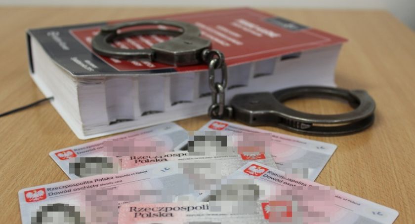 Policja zatrzymała 43-letnią specjalistkę od fałszowania dokumentów
