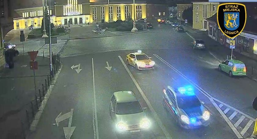 Ciężko chora legniczanka dotarła do szpitala z policyjną eskortą