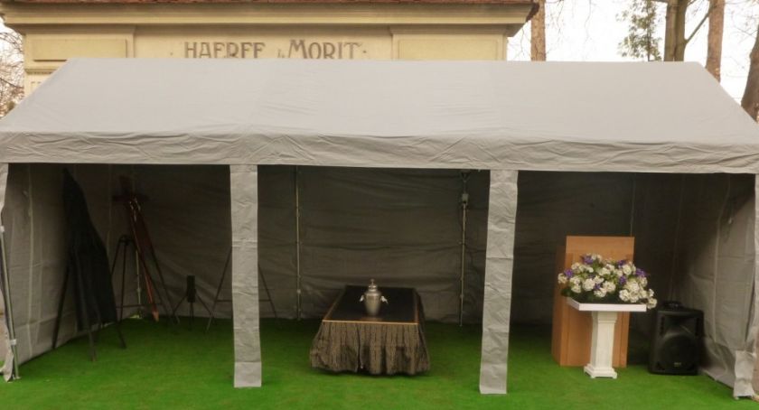 Ceremonie pogrzebowe przeniesione z kaplicy cmentarnej pod namiot