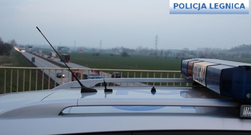 Pijany kierowca spowodował wypadek na A4. Potem zgubił spodnie i buty!