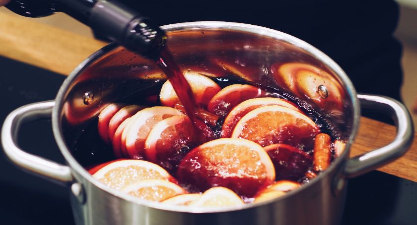 Przepisy na zimowe drinki, które rozgrzeją każdego legniczanina