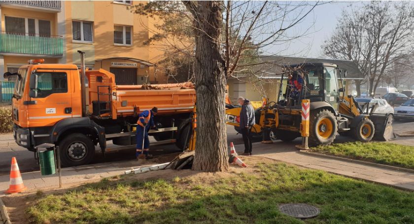Awaria wody na Piekarach. Usterkę usuwa ekipa techniczna LPWiK