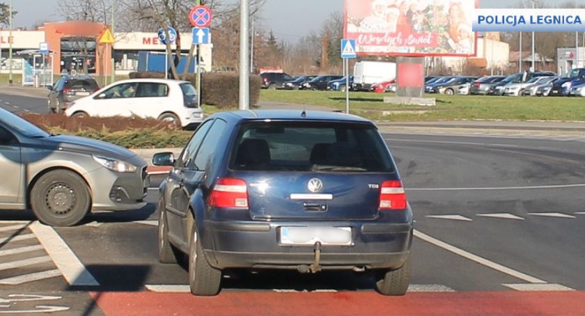 Policyjny pościg po Legnicy za skradzionym Volkswagenem Golfem