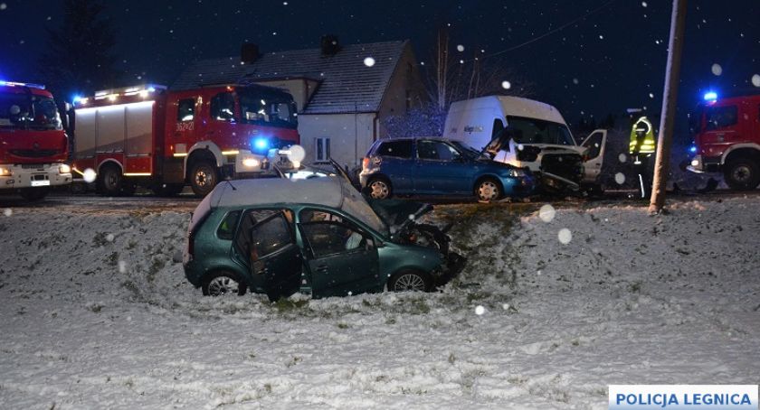 Wypadek pod Legnicą. Bus zderzył się czołowo z dwoma samochodami osobowymi [FOTO]
