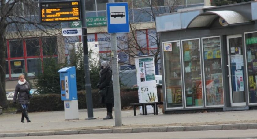 Biletomaty MPK Legnica pojawiły się na legnickich przystankach. Sprawdźcie, na których