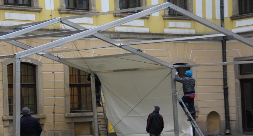 Przed urzędem miasta stanął ... namiot. Będzie pełnił funkcję poczekalni