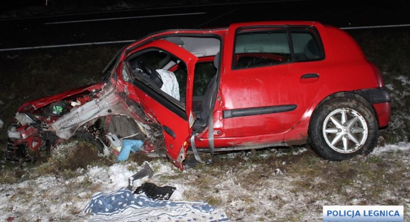 Wypadek samochodowy k. Legnicy. Czołowe zderzenie aut spowodował pijany kierowca [FOTO]