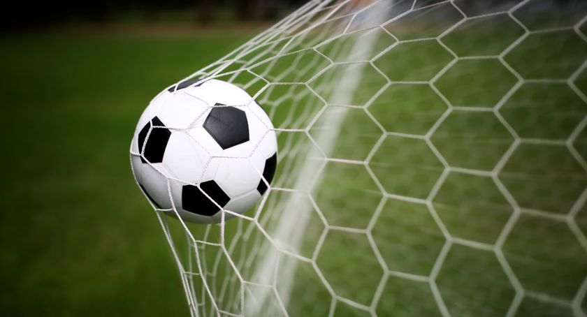 Radosny futbol popłaca? Szanse Miedzi na awans oczami bukmachera
