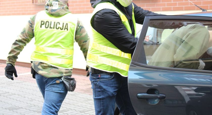 Znęcał się nad córką i partnerką. Dom opuścił w kajdankach i trafił prosto do aresztu