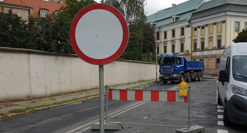 Zarząd Dróg Miejskich szykuje się do łatania dziur w ulicach i chodnikach