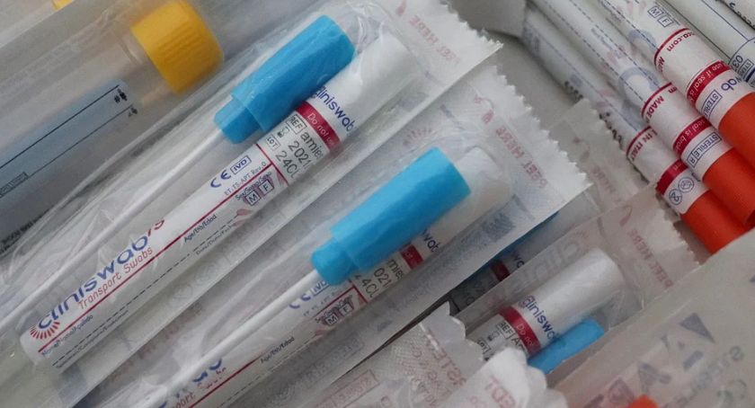Kilkadziesiąt dobowych zakażeń w Legnicy. Zmarły dwie osoby z COVID-19 