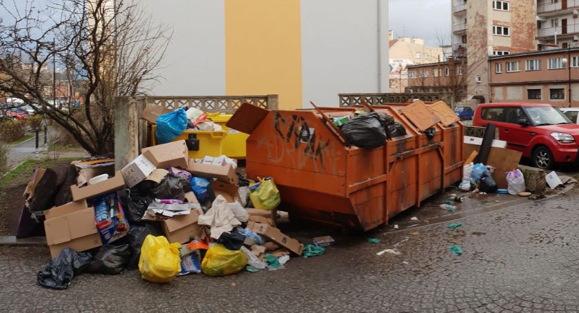 Zaśmiecona Legnica. Opozycyjny radny prosi prezydenta o ... post na Facebooku