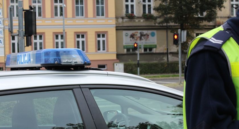 Przechodził na czerwonym świetle, dostał zarzut kradzieży z włamaniem