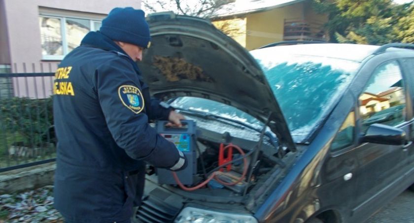 Akcja Akumulator w Legnicy. Strażnicy miejscy pomogą zimą odpalić samochód