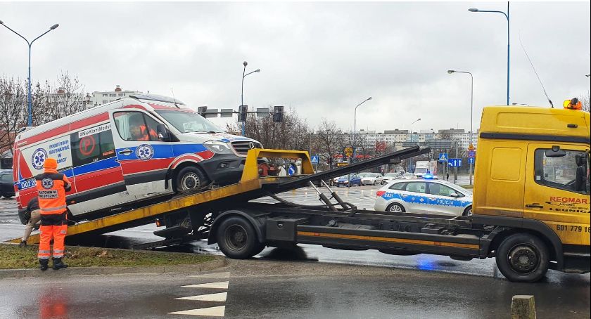 Wypadek w Legnicy. Karetka na sygnale uderzyła w samochód osobowy