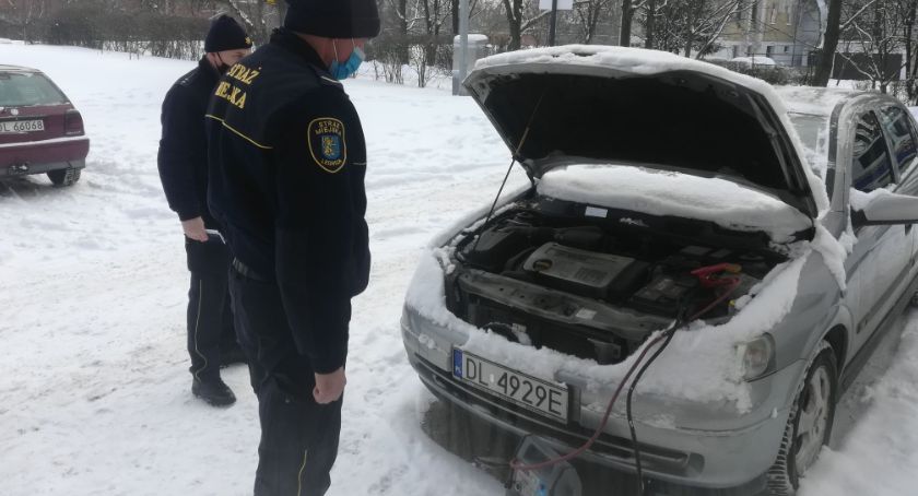 Straż miejska pomaga kierowcom w czasie zimy. Mundurowi bezpłatnie odpalają akumulatory