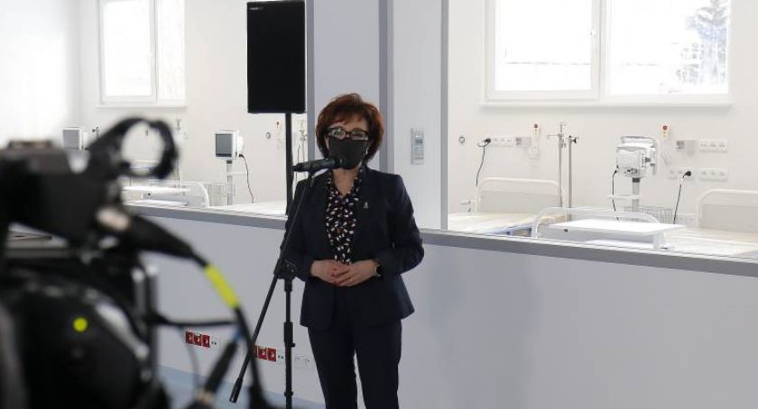 Szpital covidowy w Legnicy oficjalnie otwarty z polityczną pompą [FOTO]