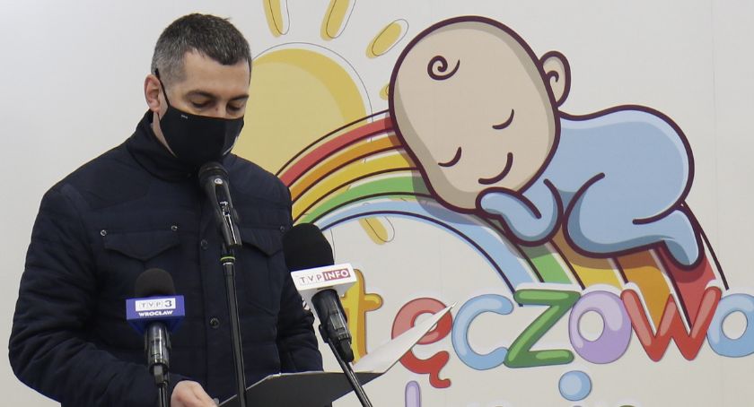 Marszałek Witek w Tęczowej Krainie. Legnickie Pole ma nowy żłobek [FOTO]
