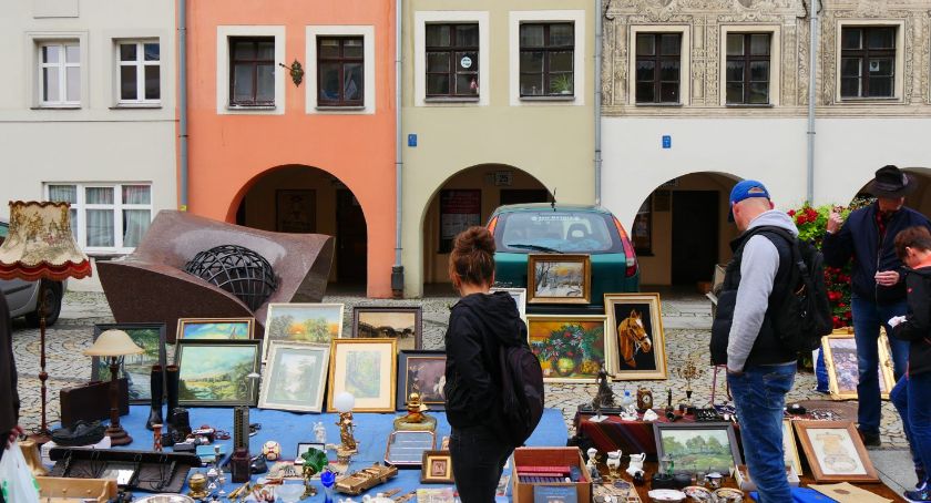 Jarmark staroci wrócił do legnickiego rynku po jedenastu miesiącach