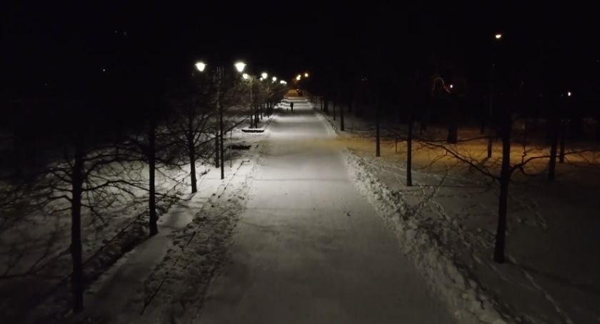 Ośnieżony park i miasto. Zobaczcie jak prezentuje się Legnica w zimową noc!  