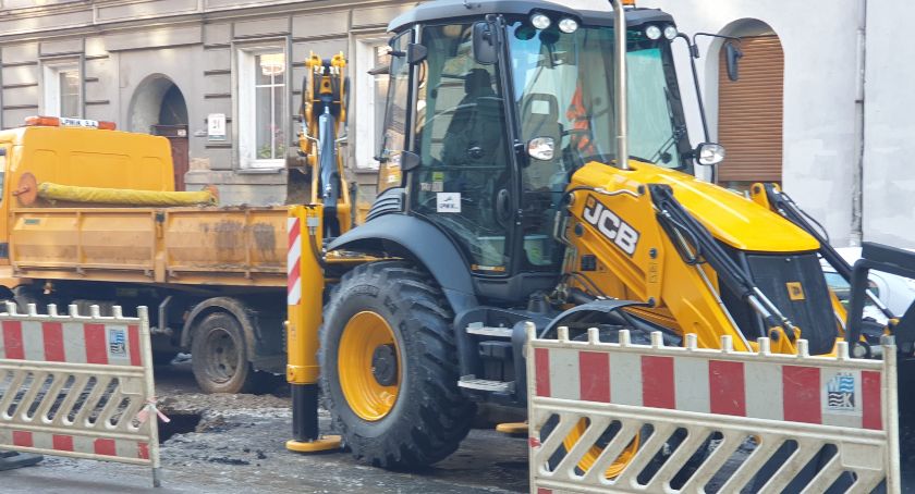 Awaria wodociągu w centrum Legnicy. Wody nie ma, są utrudnienia w ruchu