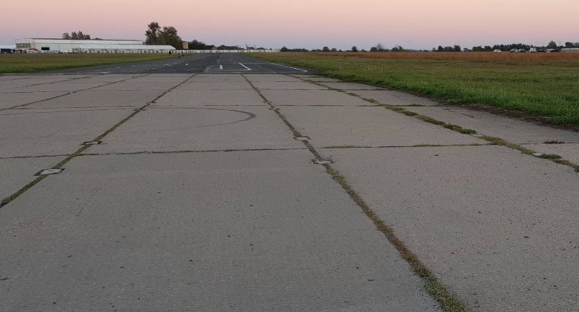 Miasto sprzedaje kolejne kawałki byłego lotniska. Ceny od kilku mln zł w górę