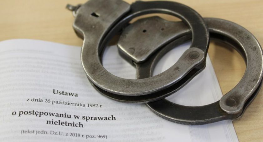 14-latek zaatakował policjantów. Na sumieniu ma kradzieże, przemoc i narkotyki