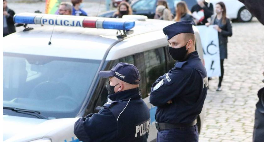 Policja wyłapuje uczestników Strajku Kobiet w Legnicy. Są pierwsze zarzuty!