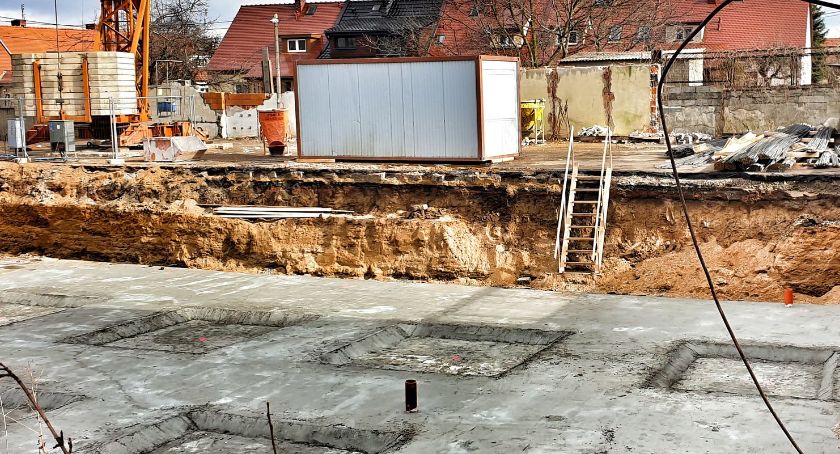 Powstaje nowoczesny apartamentowiec przy al. Rzeczypospolitej w Legnicy [FOTO]