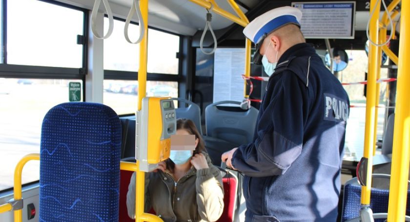 Policjanci sprawdzają, czy pasażerowie autobusów MPK zakrywają nos i usta