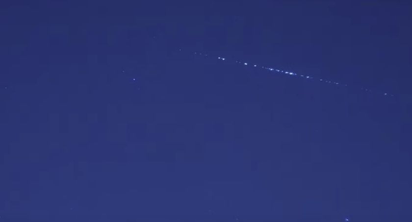 Kosmiczny pociąg na niebie. Zobaczcie jak wznosiły się na orbitę satelity Starlink [FILM]