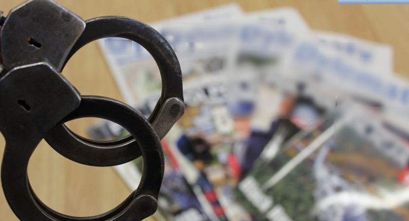 55-letni legniczanin włamał się do kiosku. Policjanci nakryli, go gdy czytał gazetę