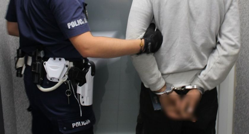Impreza przed sklepem w Chojnowie. Pili i znieważyli policjantów na służbie