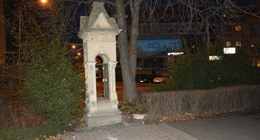 Mężczyzna zdemolował pogodynkę na Placu Słowiańskim i ukrył się w kościele