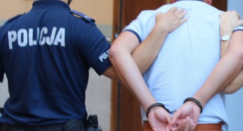 Poszukiwany 32-latek wpadł w ręce policji, bo dziwnie zachowywał się na widok radiowozu 