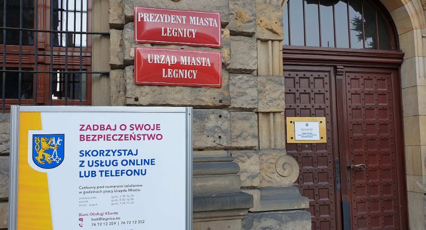 Coraz więcej urzędników w Legnicy. Ile osób zatrudnia urząd miasta?