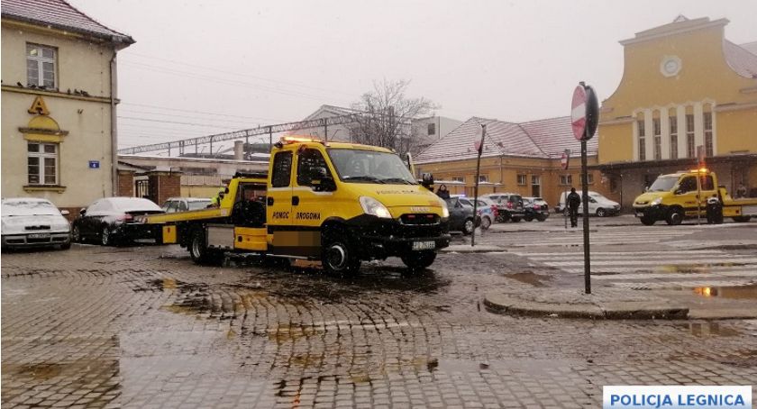 Policja zajęła się samochodami zaparkowanymi w pobliżu skrzyżowań. Posypały się mandaty