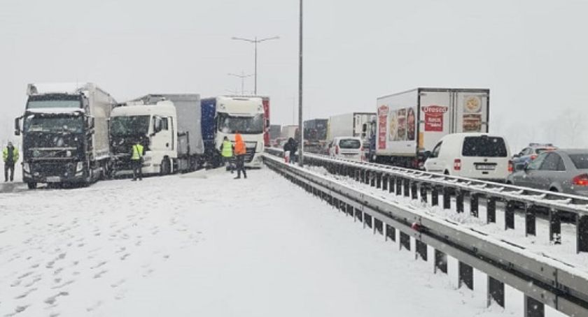 Karambol na autostradzie A4 koło Legnicy. Duże utrudnienia w ruchu [FOTO]