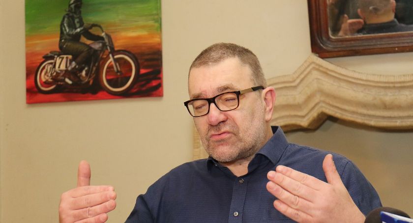 Jacek Głomb zgłosił się do konkursu na dyrektora. Popiera go m.in. Olga Tokarczuk