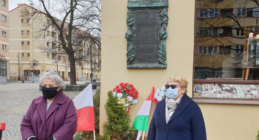 PiS świętuje Dzień Przyjaźni Polsko-Węgierskiej. Kwiaty w legnickim rynku