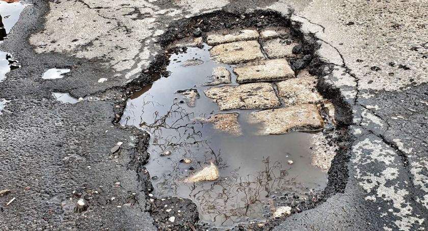 Kiedy urząd miasta zajmie się naprawą ulic? Na razie jest obietnica i przetarg