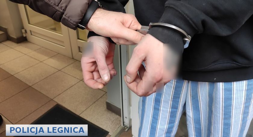 Pijany 29-latek zrobił awanturę domową i uderzył policjanta. Ochłonął w areszcie