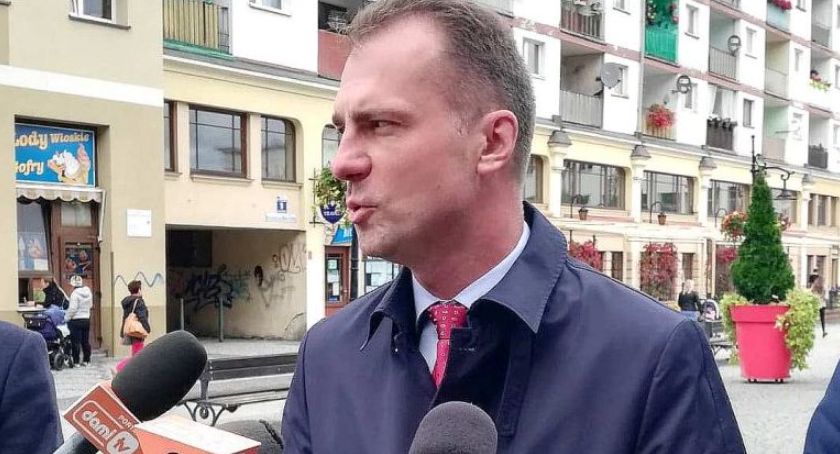 Kostka brukowa zamiast dziurawego asfaltu? Radni KO z programem naprawy dróg miejskich