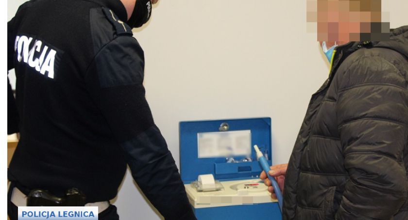 Nie mógł ustać na nogach, to pojechał samochodem. Zatrzymali go inni kierowcy 