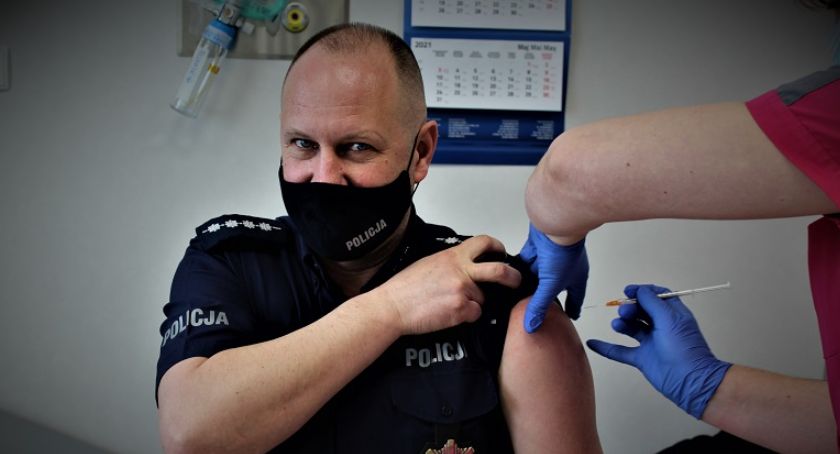 Ruszyły szczepienia legnickich policjantów. Jako pierwszy zaszczepił się komendant
