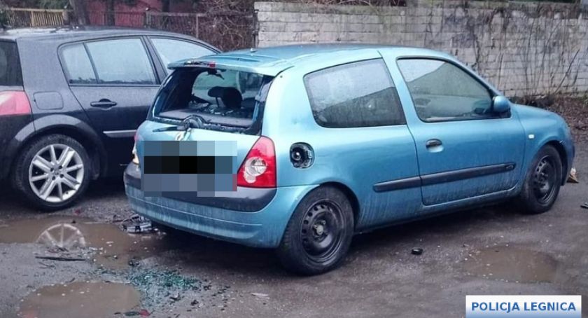 Niebezpieczny senior z Legnicy. Zniszczył zaparkowane auto, ale nie wie dlaczego to zrobił   