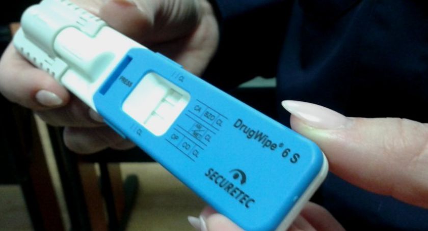 Policja złapała dwóch kierowców na haju. Za jazdę pod wpływem narkotyków grozi im 2 lata więzienia   